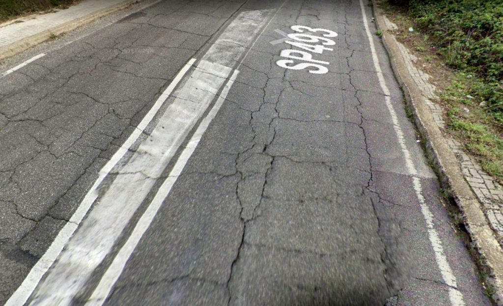 Incidente a Roma, perde il controllo della moto e finisce contro due alberi. Morto un giovane