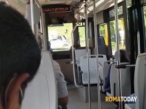 Violenza sessuale sul bus: palpeggia ragazzina di 11 anni, passeggero interviene e prende a calci il molestatore