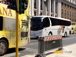 Bus turistici via dal centro di Roma, se l'aumento delle tariffe non basta si passerà alle "maniere forti"