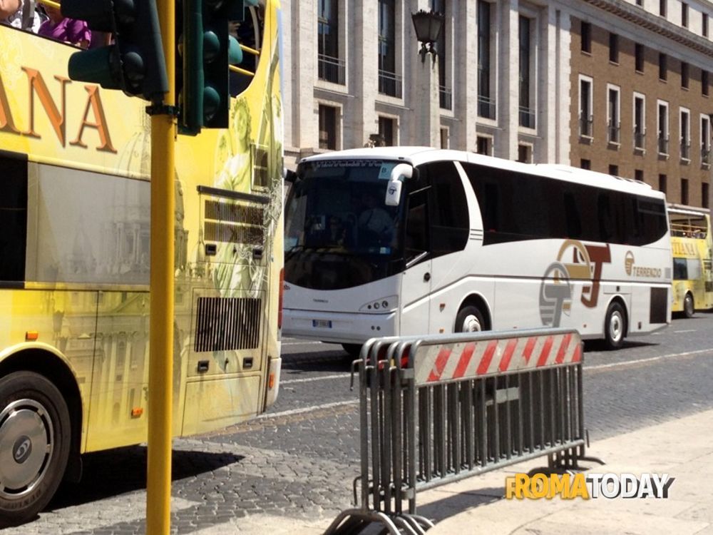 Bus turistici via dal centro di Roma, se l'aumento delle tariffe non basta si passerà alle "maniere forti"