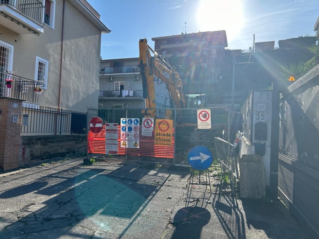 Al via i lavori per la riapertura della strada a Montespaccato, a 7 anni di distanza dal crollo del terreno