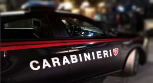 Tenta di rubare una borsa poi va su tutte le furie: calci e pugni ai carabinieri
