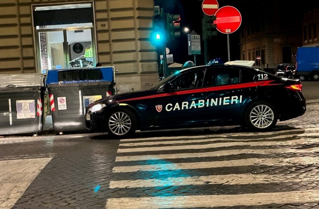 Molesta i clienti del bar, poi litiga con un uomo che lo rimprovera
