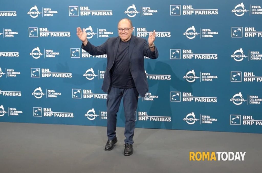 Carlo Verdone conduttore del Festival di Sanremo in Vita da Carlo 3: "Giro la quarta stagione, poi torno al cinema"