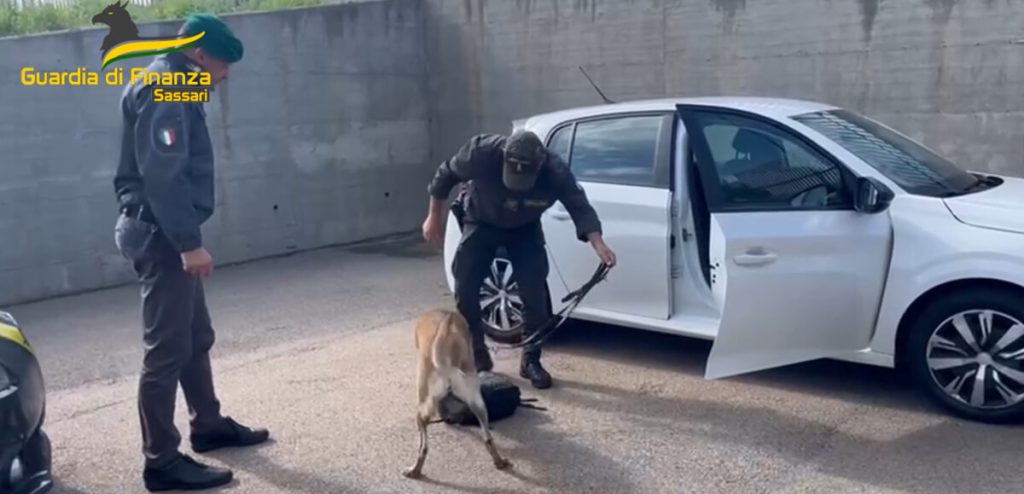 Da Roma al porto di Olbia con un chilo di cocaina in auto
