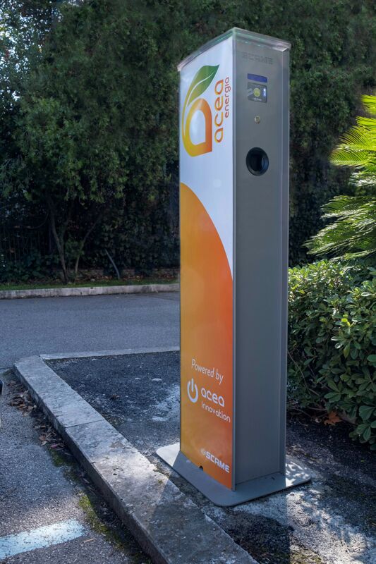 Boom di colonnine elettriche per le auto a Roma: +1346 in un anno, superata Milano