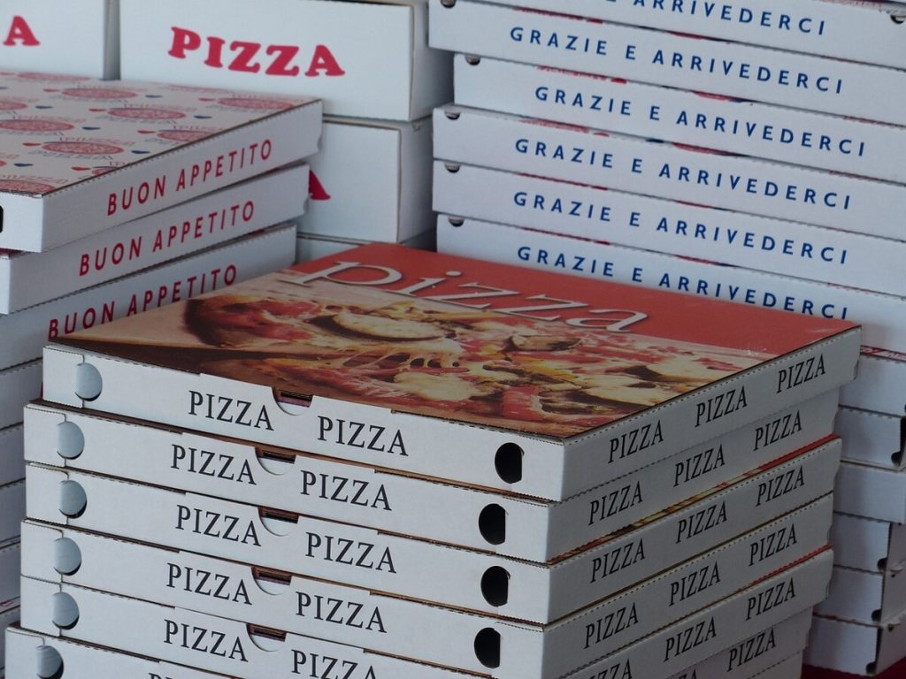 Rapinato e minacciato con un coltello mentre consegna le pizze