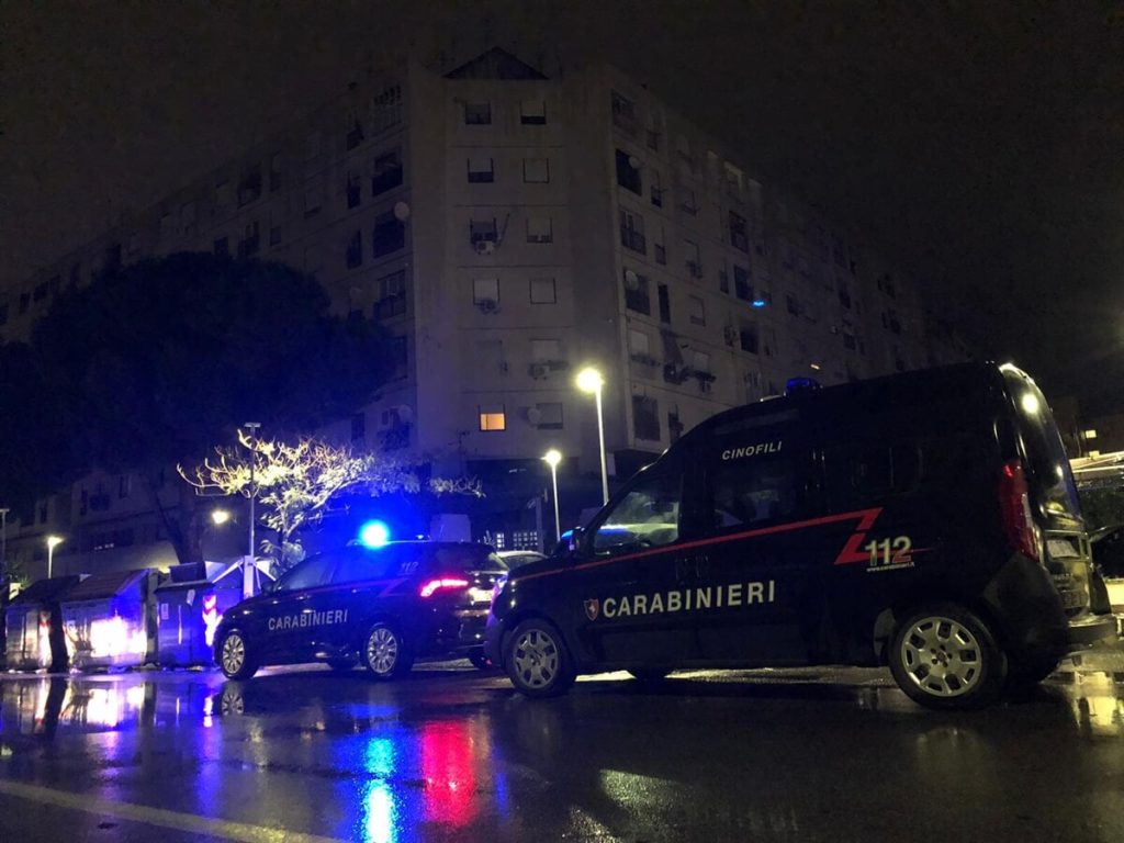 Controlli dei carabinieri a Roma est, arrestate quattro persone e multata una frutteria