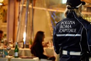 Campo de' Fiori, occupazioni di suolo pubblico selvagge. Sanzioni per oltre 80mila euro