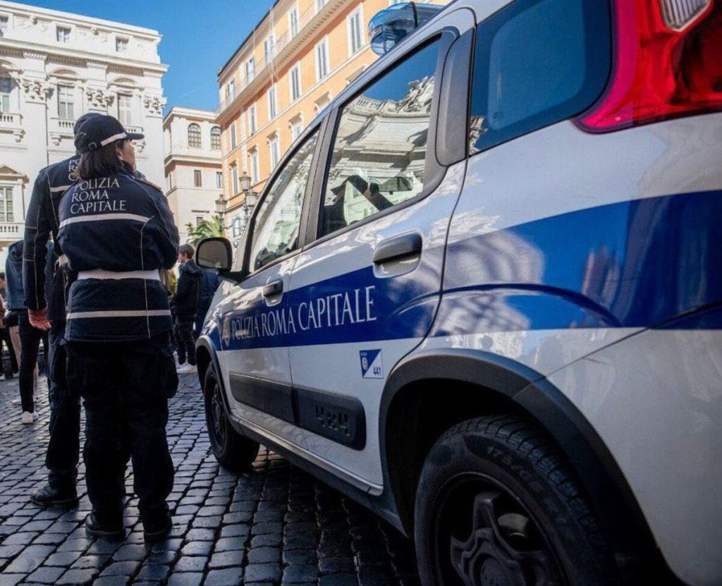 Fontana di Trevi, arrestato ambulante abusivo che ha aggredito i vigili durante un controllo