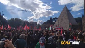 Corteo non autorizzato per la Palestina, duemila attivisti in piazza. 19 persone portate in questura