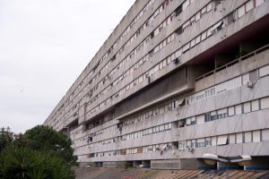 Prima il lancio di sassi, poi la violenta aggressione. Giovane pestato brutalmente all'ombra del Serpentone