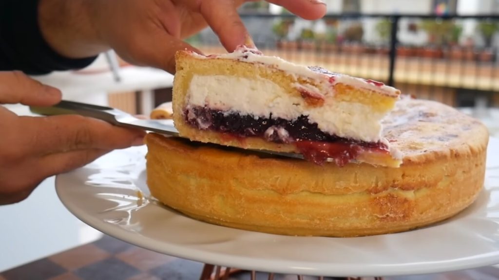 La crostata più popolare della cucina romana si fa così. Videoricetta di ricotta e visciole