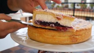 La crostata più popolare della cucina romana si fa così. Videoricetta di ricotta e visciole