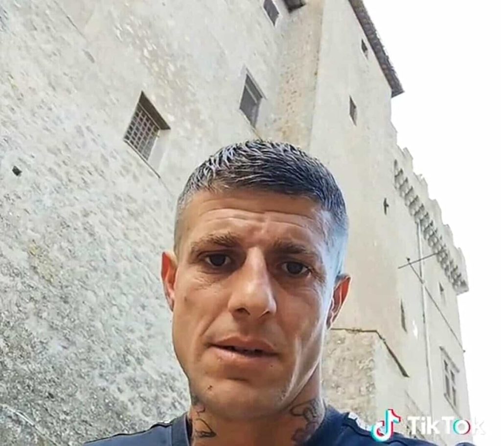 Arrestato il tiktoker romano Damiano Sartori. Pugni e calci a una carabiniera alla sagra della castagna