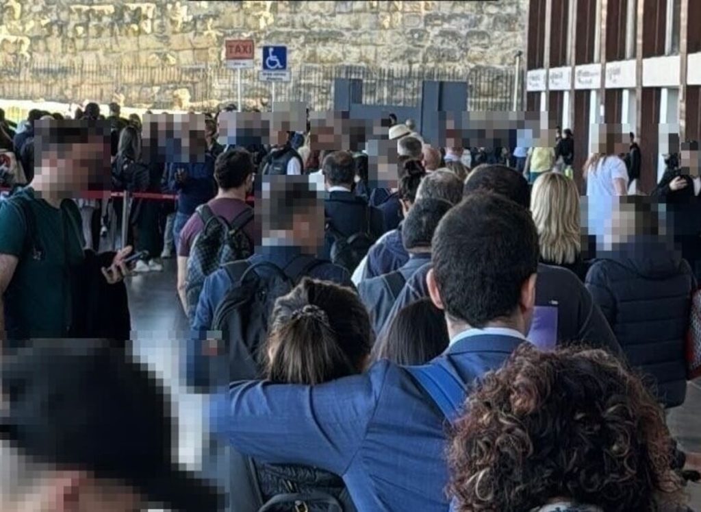 Sciopero a Roma, metro chiuse. Tutti in fila per i taxi (che non ci sono)