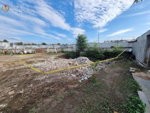 Una buca nel terreno per far sparire rifiuti edili
