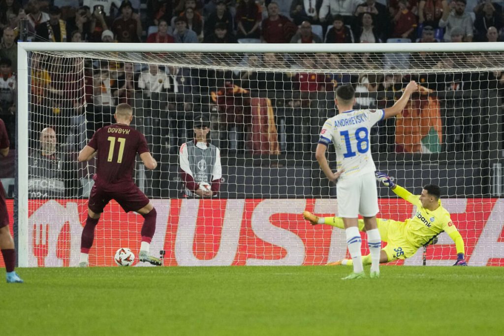 Roma-Dinamo Kiev 1-0: Dovbyk cecchino dal dischetto, Shomurodov sbaglia l'impossibile