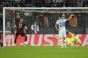 Roma-Dinamo Kiev 1-0: Dovbyk cecchino dal dischetto, Shomurodov sbaglia l'impossibile