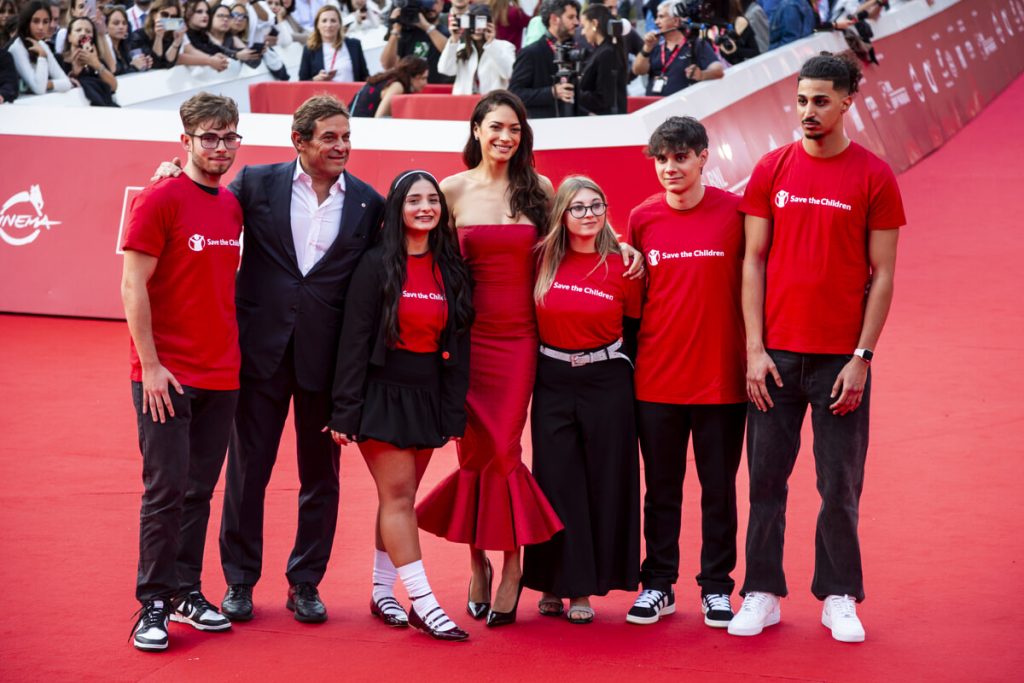 Festa del Cinema di Roma, Elodie sul red carpet con i ragazzi e le ragazze di Save the Children