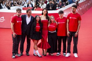 Festa del Cinema di Roma, Elodie sul red carpet con i ragazzi e le ragazze di Save the Children