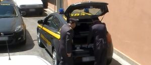 Giovane spacciatore nei guai. In casa tre chili fra hashish e cocaina