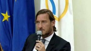 Totti a sorpresa: "Un mio ritorno in campo? Mi hanno cercato club di serie A, mai dire mai"