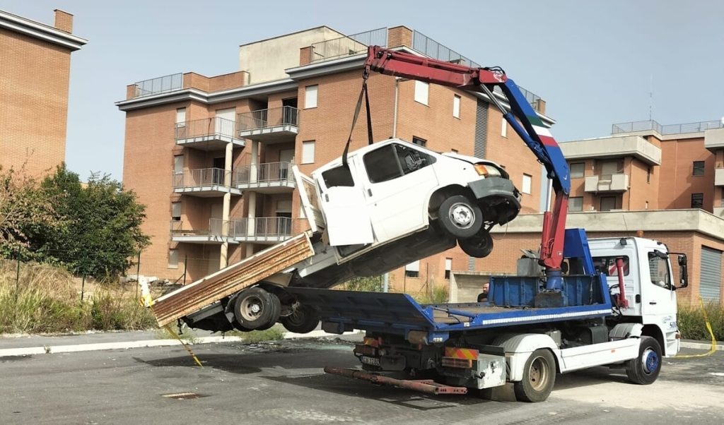 Colle degli Abeti, rimosso dopo sei mesi il furgone abbandonato