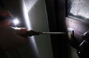 Furto in pieno giorno: cacciavite e lastra metallica per entrare nella casa da svaligiare