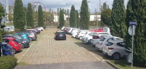La banda che ruba auto nel parcheggio dell'outlet e le rivende a pezzi su internet