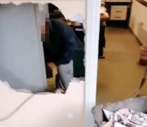 Prima l'occupazione, poi il furto al centro anziani. Romanina sbotta: "Nessuno punta il dito, ma stop tolleranza"