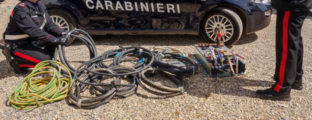 Ladri di rame: trovati nascosti in un furgone con 1190 di cavi dell'alta tensione rubati