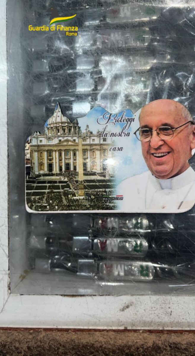 Giubileo 2025 Made in China: sequestrati 6 milioni di articoli religiosi. Erano pronti a invadere il mercato