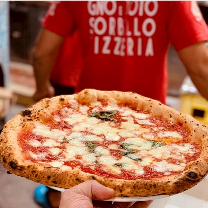 Gino Sorbillo apre una nuova pizzeria a Roma e annuncia: "Pizza gratis per tutti"