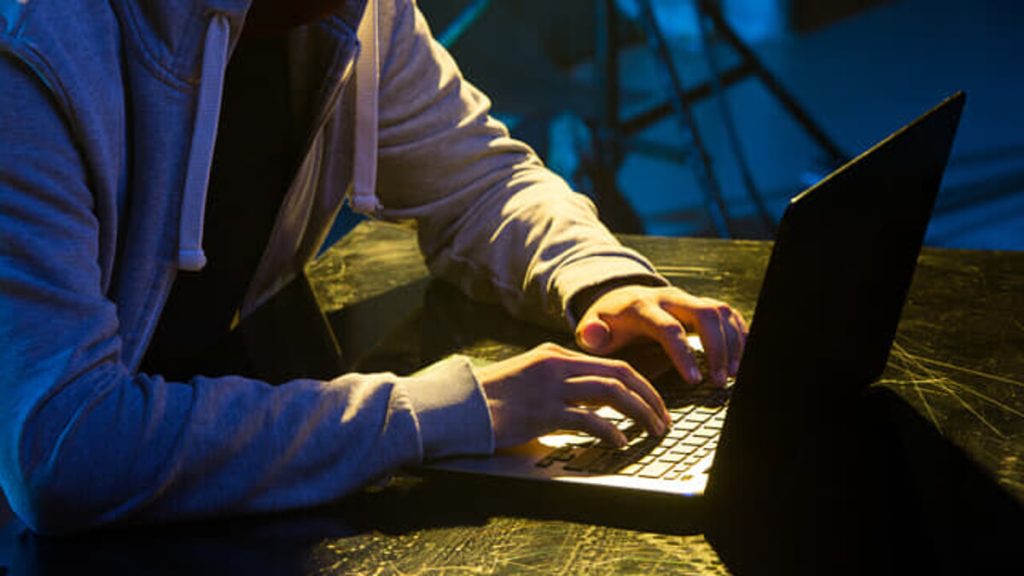 Dossieraggio, l'imprenditore romano pronto a pagare agli "hacker" 400mila euro. Tra gli spiati anche Alex Britti
