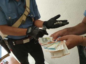 A bordo del monopattino cerca di investire i carabinieri: addosso aveva crack, cocaina e hashish