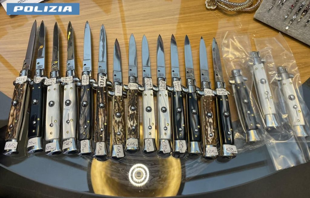 Stretta sui negozi di coltelli: 340 lame sequestrate, tre denunciati