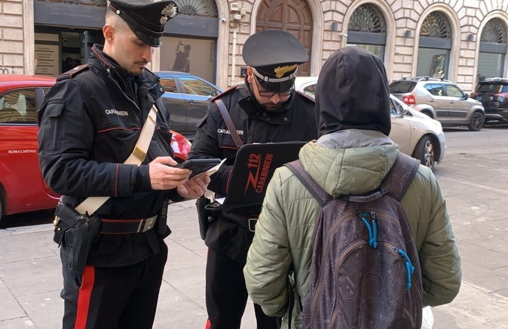Ultima fermata Termini e dintorni, tra predoni nei negozi e automobilisti con la patente scaduta
