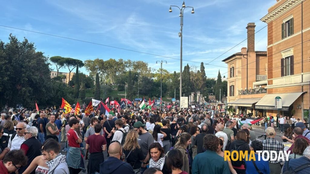 Corteo pro Palestina a Roma: in migliaia scesi in strada. "Libertà per Gaza"