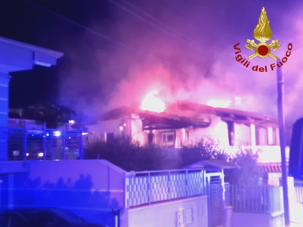 Cane muore bruciato vivo nell'incendio di una villetta