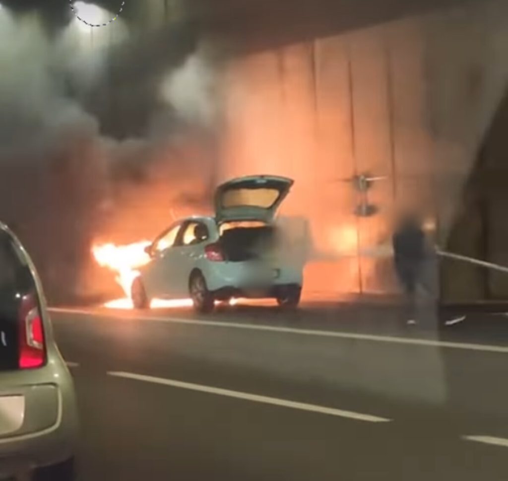 Auto in fiamme dentro alla galleria del Raccordo anulare