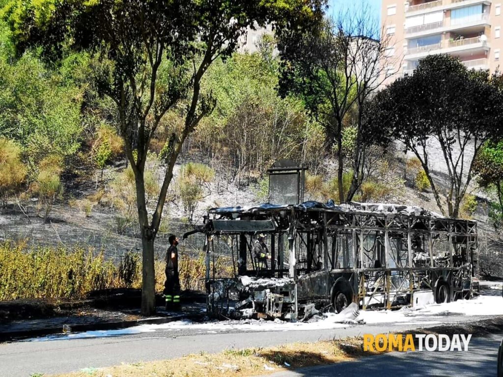 Incendio su via Appia Nuova: bus della Roma Tpl in fiamme