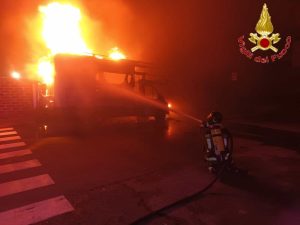 Incendio in strada: camper avvolto dalle fiamme. Estratte due bombole gpl
