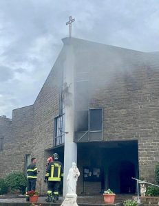 Doppio incendio in chiesa, il parroco: "Atto vandalico che offende Dio"