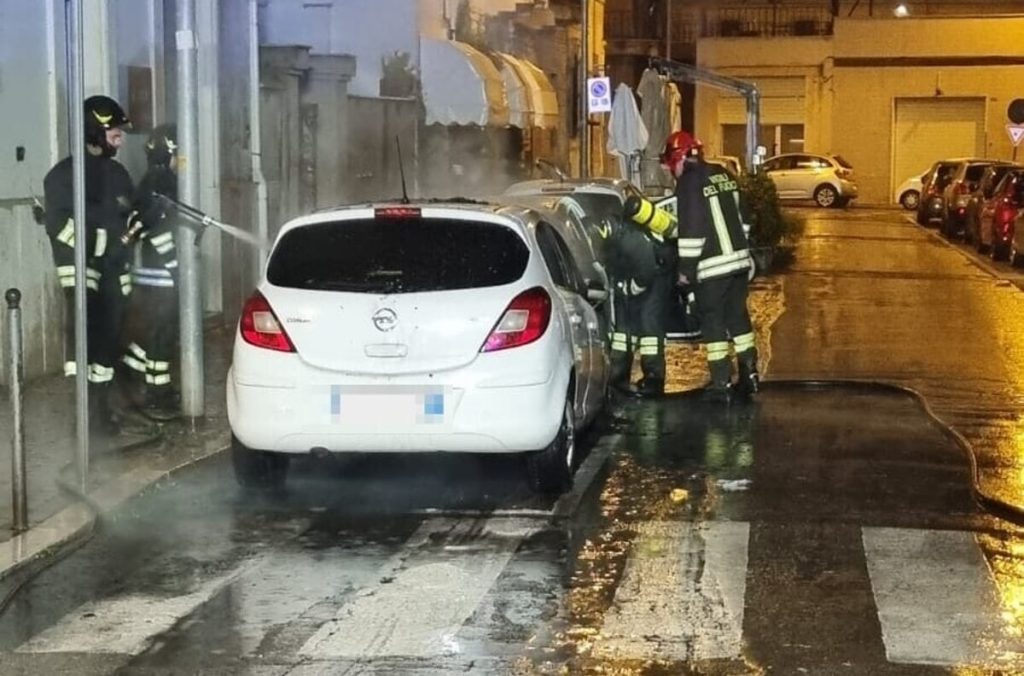 Notte di fuoco sul litorale nord: in fiamme auto a gpl e portoni