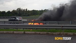 Incendio sulla diramazione Roma Nord: auto distrutta dalle fiamme