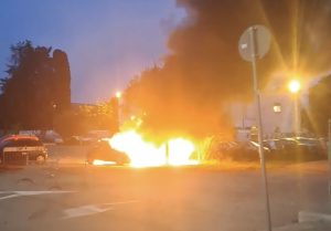 Incendio in via della Vasca Navale: quattro auto distrutte dalle fiamme