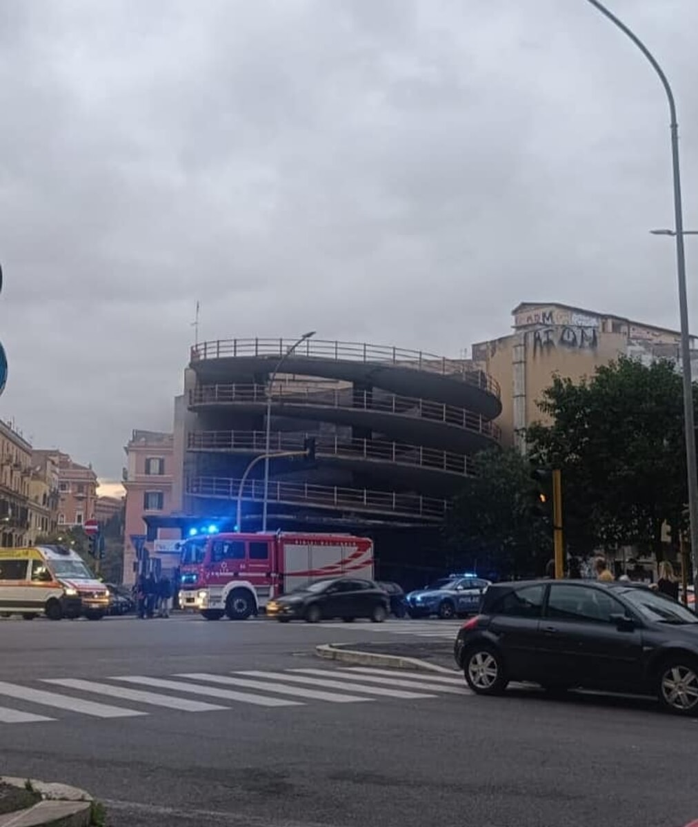 Incendio a San Giovanni: fiamme nel parcheggio multi piano