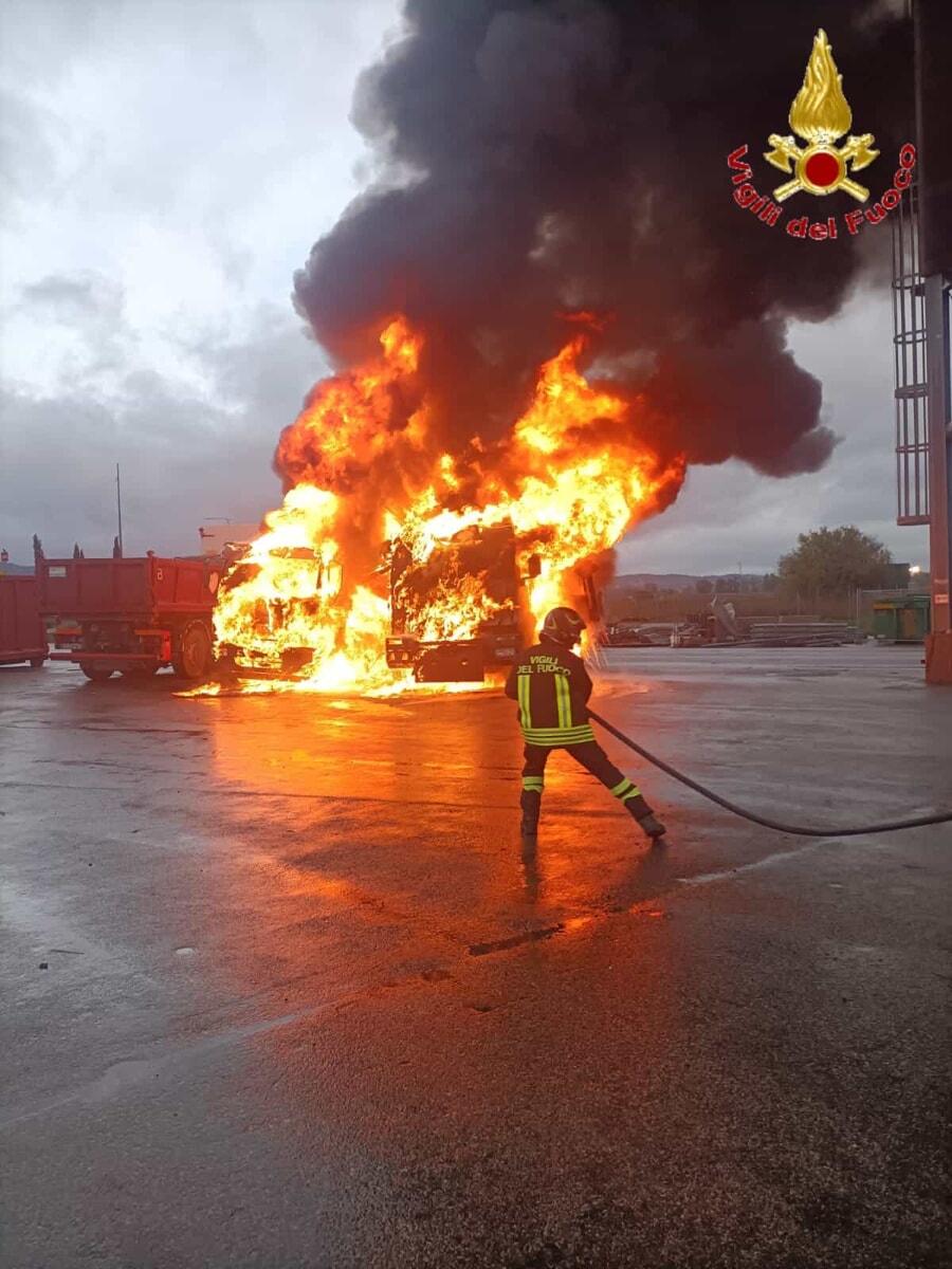 Fiamme sull'Aurelia: incendio avvolge due camion