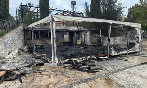 Incendio distrugge la tensostruttura all'interno del parco